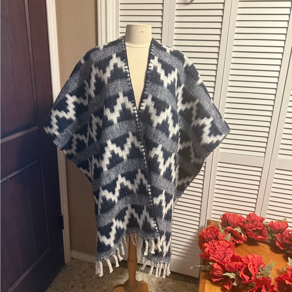 Vintage Ash Blue & White Alpaca fringed Shawl Poncho Southwest Design UNISEX